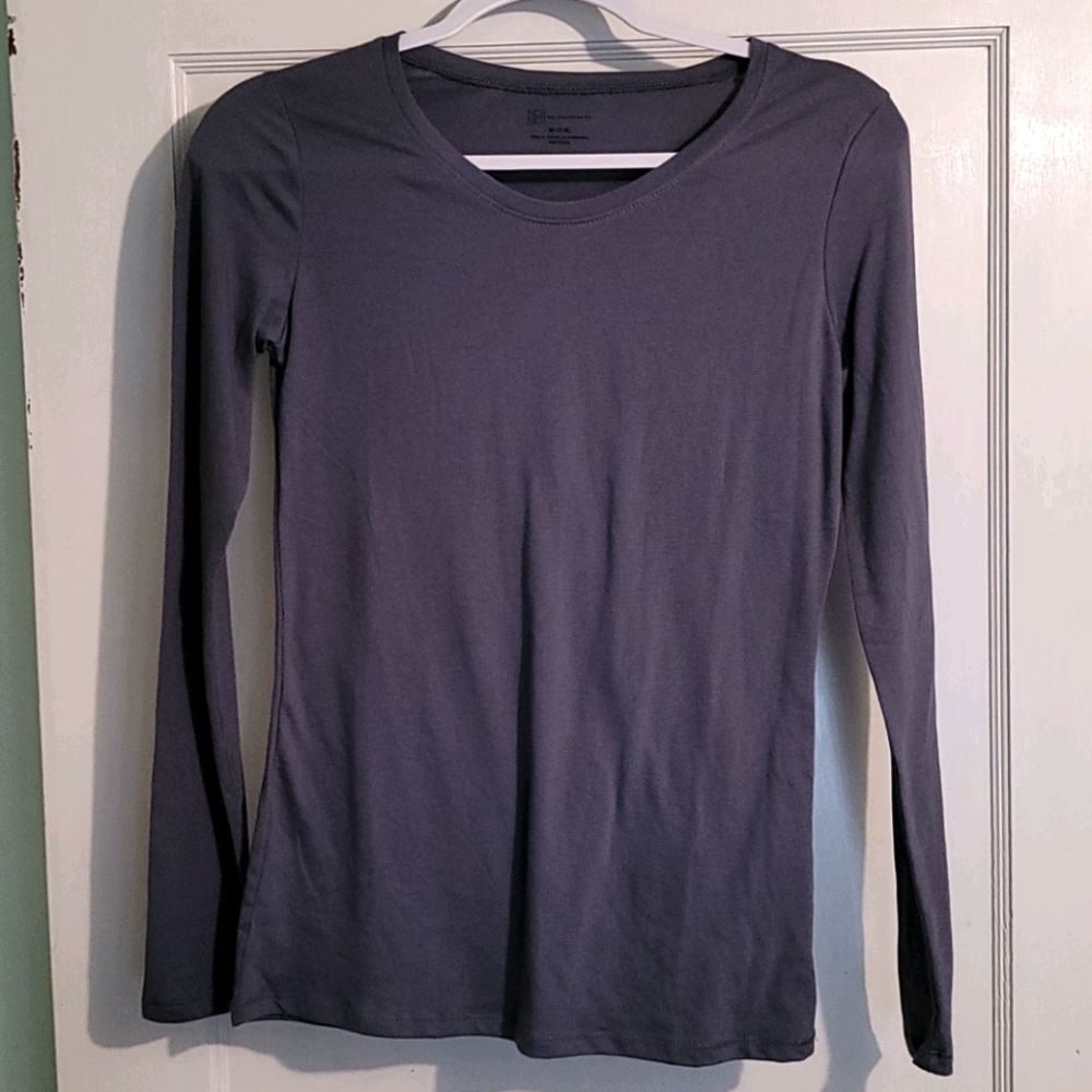 Long sleeved tee, dark grey.